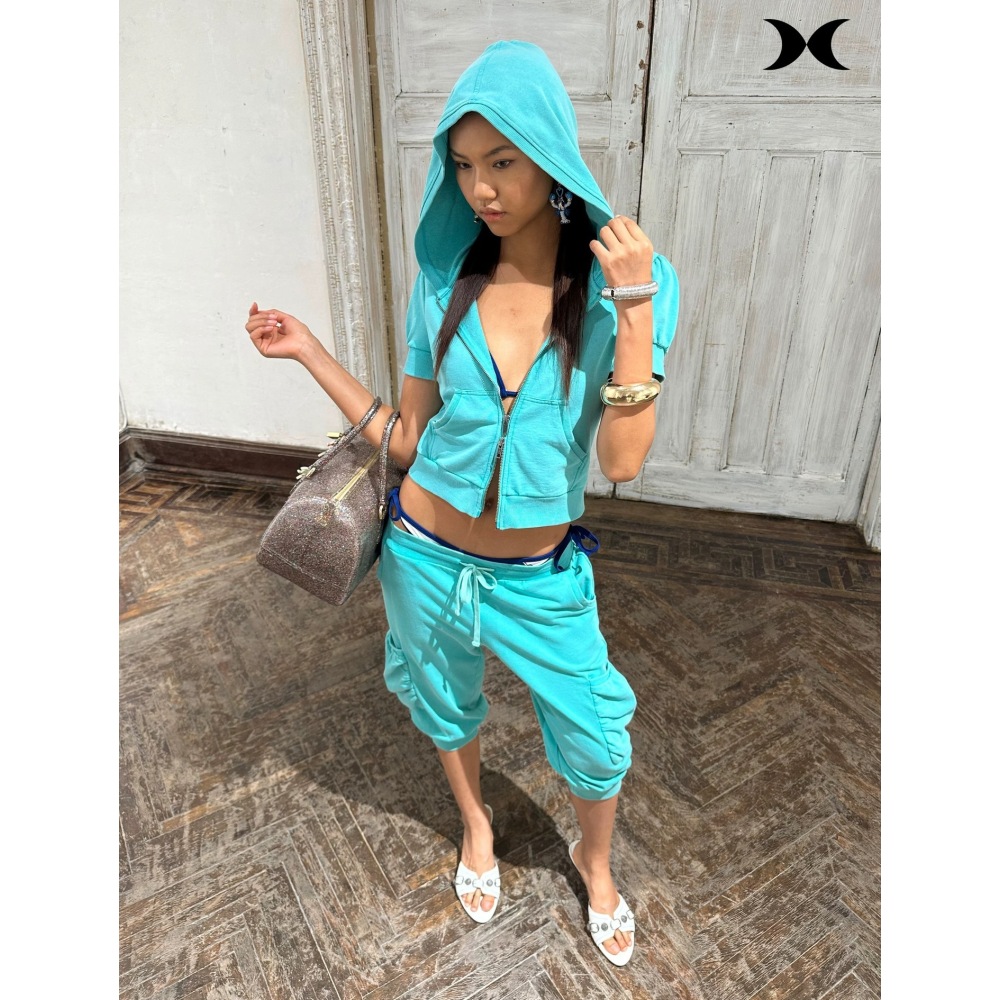 Women Fashion Style - アメリカンストリートスパイスガールスタイル半袖フード付きジッパーコート、七分丈パンツスーツ、無地ファッションスポーツスタイル。