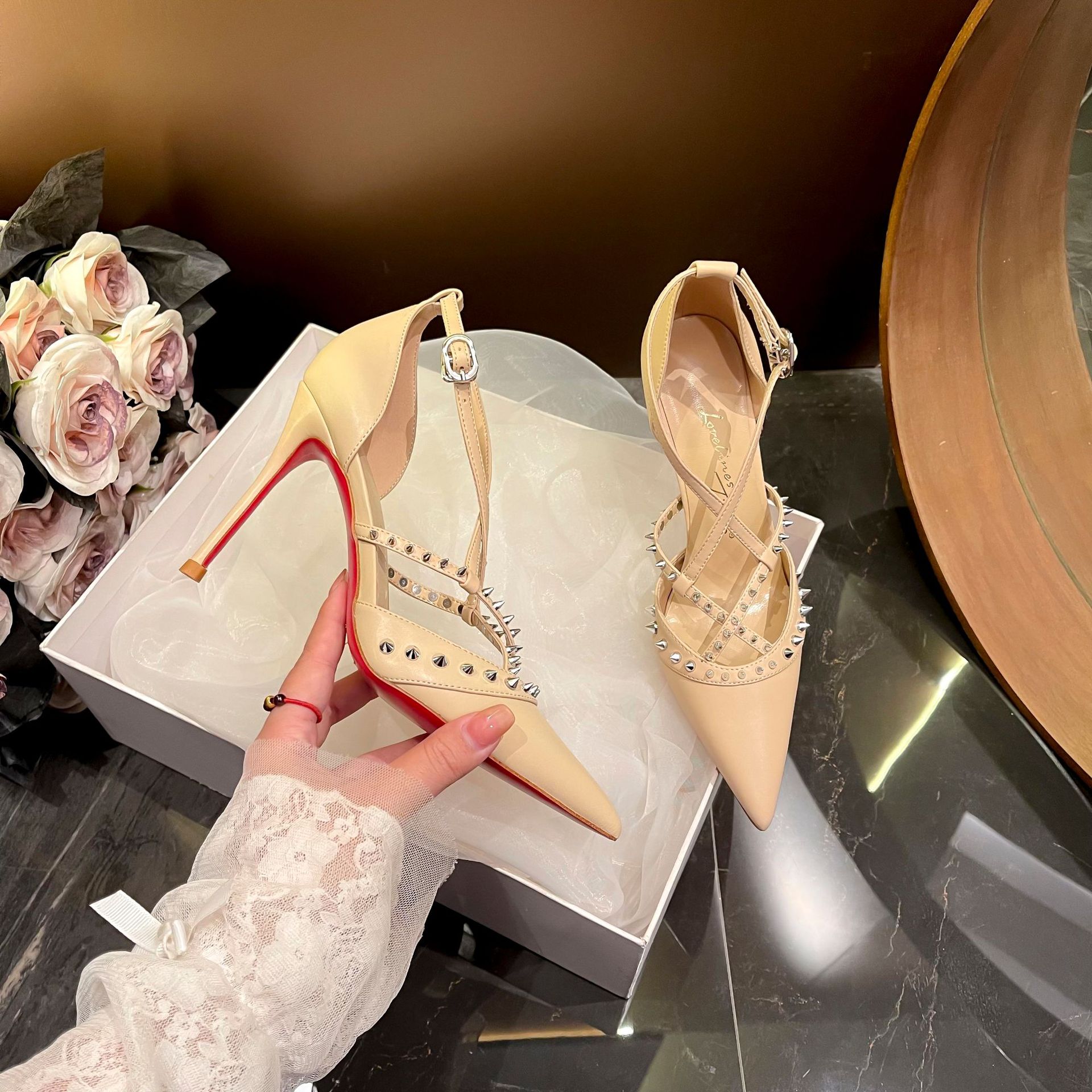 レトロな女性の靴サンダルスティレットヒールスーツ女性ベージュ - Women'S Fashion Sandals のレビューと価格