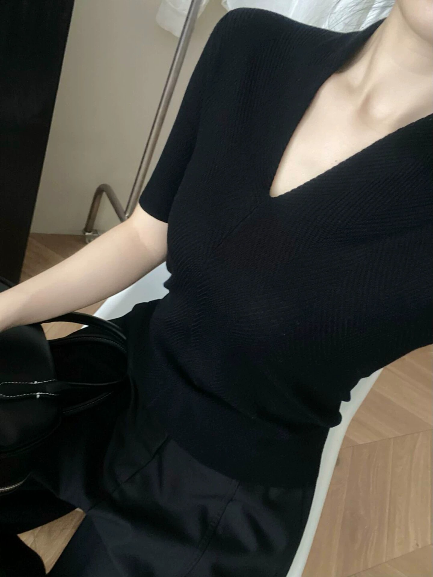 ライトラグジュアリー高級ホワイトVネックニット半袖Tシャツ  - Women Fashion Style のレビューと価格